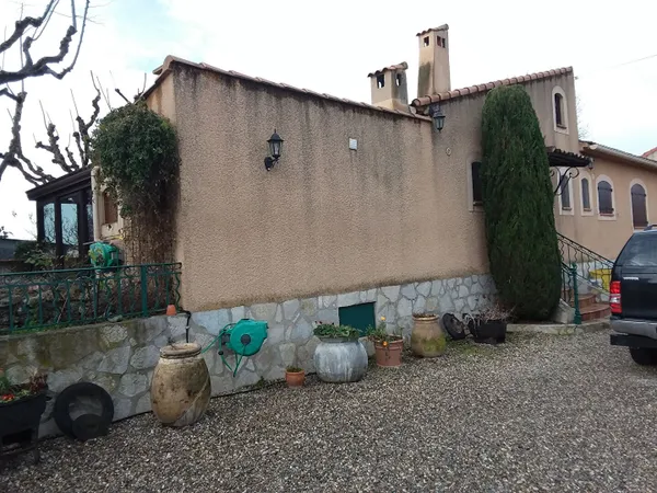 Maison de 180 m² de plain-pied T6 avec garage, piscine à louer à usage commercial ou 