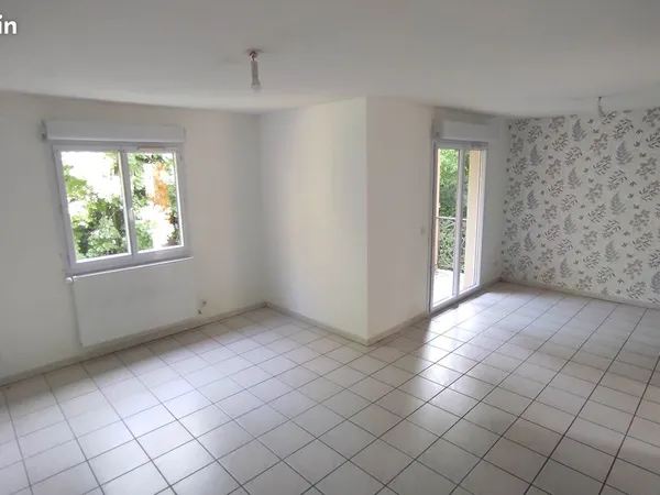 Exceptionnel: T3 traversant, 1er etage, centre-ville, avec balcon et garage (option), au calme, dans