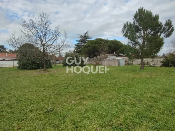Å 650m du marché, Terrain viabilisé de 700 m2 