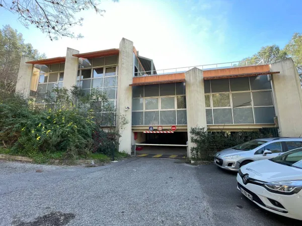 Local d'activité 794 m² 
