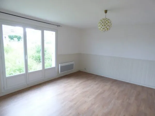 Votre agence France Loire Aubigny S/Nère vous propose ce pavillon à la location sur la commune de 