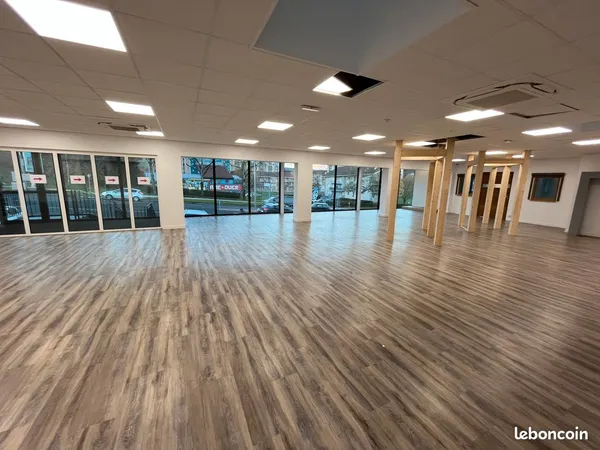 Aurillac - Locaux mixtes 1 180 m² : bureaux, showroom et stockage 