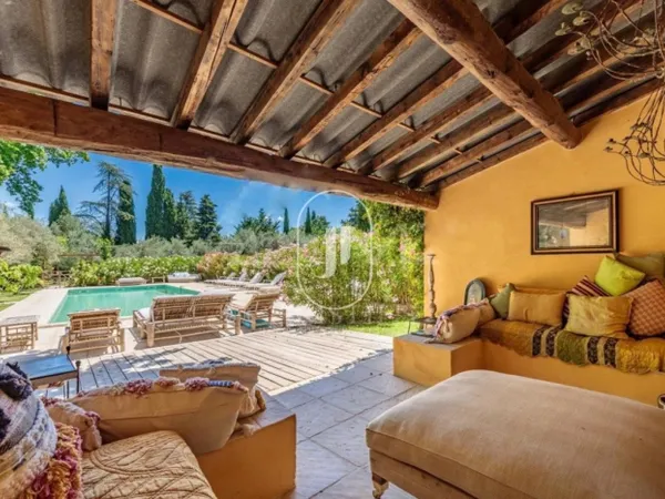 Ancien relais de chasse du XVIIIème avec piscine à vendre proche 