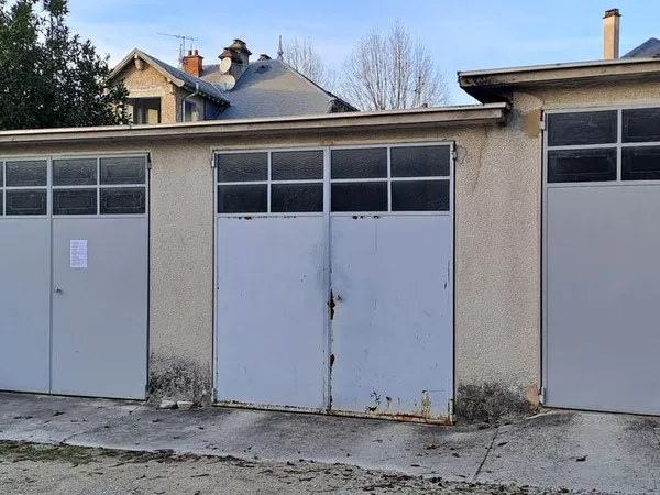 A LOUER GRAND GARAGE 18m2 