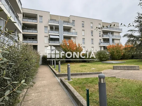 DECINES proche Mairie, T2 dernier étage avec balcon et garage inclus 