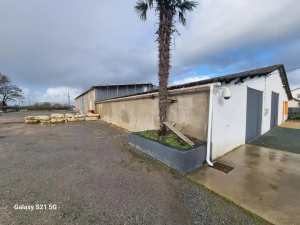 A VENDRE ATELIER ET BUREAUX 700 M² SUR 8000 M² DE TERRAIN 