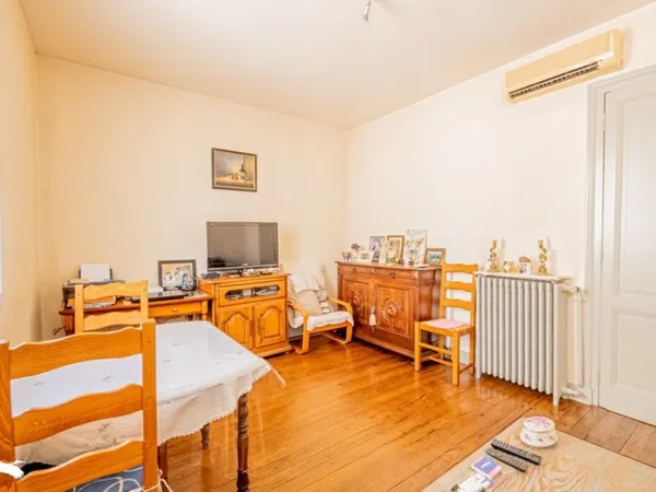 Maison en pierre de 3 pièces principales 