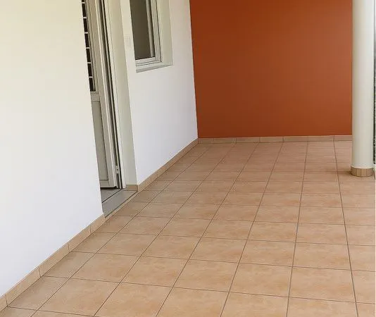 APPARTEMENT T2 - RIVIÈRE-SALÉE (49,54 m² + terrasse et jardin privé) 