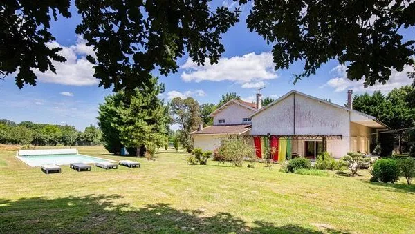 Grande Maison ancienne avec Piscine et terrain de 20300m2 