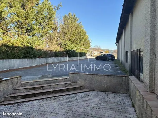 Local commercial 800 m² 