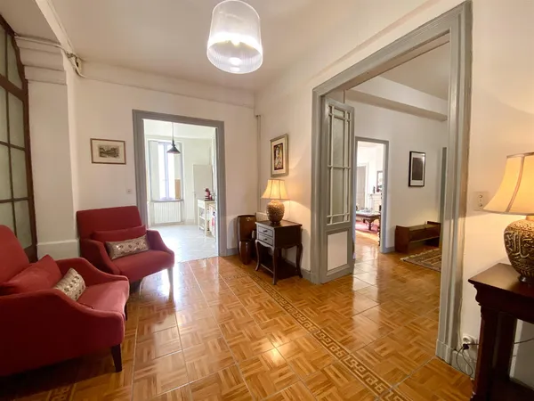 Appartement de charme avec stationnement au coeur de la ville 