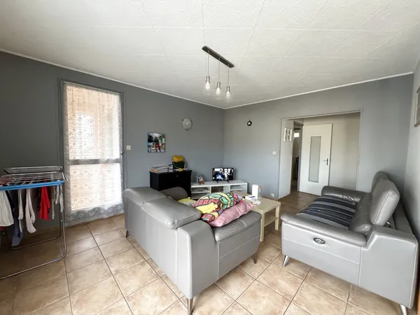 NIMES LES AMOUREUX Appartement 5 pièces de 80m2 avec 2 véran 
