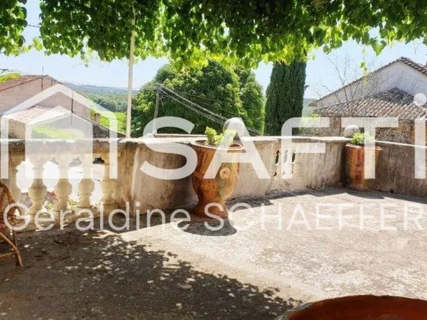 Maison de village en pierre de 216m2, exterieur de 100m2 ainsi que 216m2 de cave vouté. 