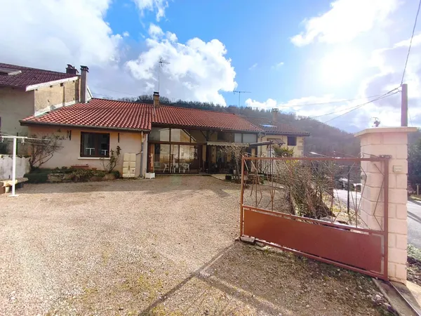 Jolie maison de village d'une surface habitable de 92 m2 avec dépendances 