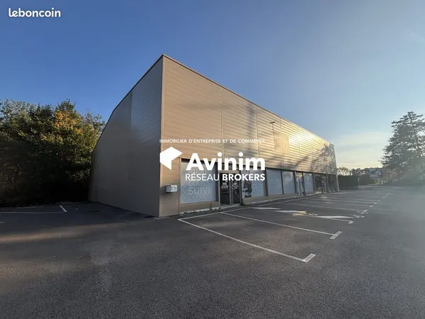 Local commercial 1000 m² Saint-Vit 