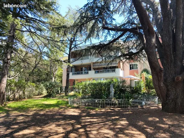 Location meublé T3 résidence de standing Mazargues avec garage, terrasse et climatisation 