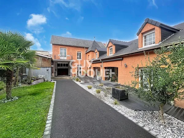 Maison à vendre de 8 pièces de 204.64 m² avec Hangar de 300 m² 