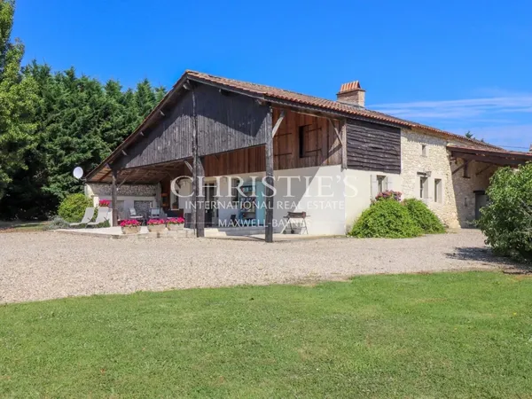 Superbe ferme avec un charmant cottage , une piscine accueillante, un court de tennis et 26 ha de 