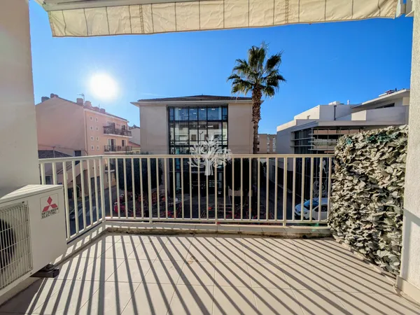 Grand T2 avec terrasse et ascenseur - port de Sanary 