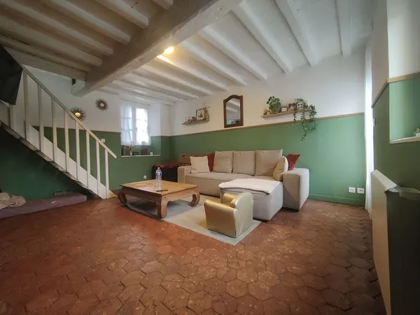 MAGNIFIQUE LONGERE DE 110 M2 HABITABLE RENOVEE SUR 750 M2 DE TERRAIN CLOS AU CALME A MARISSEL 