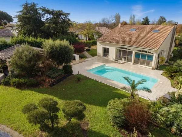 VILLA SITUATION PRIVEE LIMITE AMBARES/CARBON BLANC 