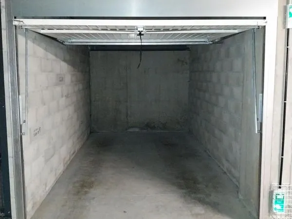 Garage box fermé dans une résidence sécurisée 