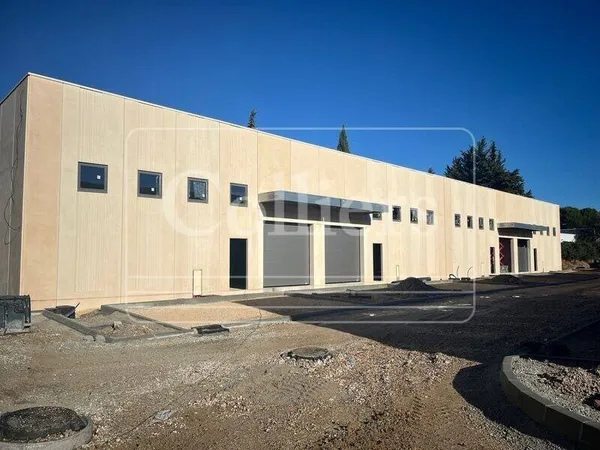 Local d'activité 609 m² 