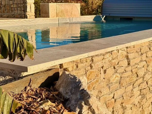 Villa neuve plain pied - Piscine - Vue 
