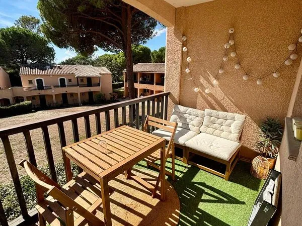 Studio avec balcon et parking au milieu des golfs de St Raphael 
