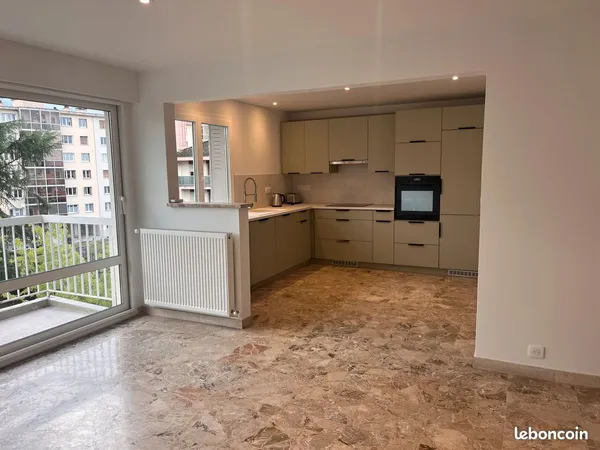 Location T4 84 m² - Rénové, dernier étage, parking, garage, cave et proche commodités quartier 