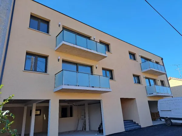 Appartement avec balcon - ST MANSUY 
