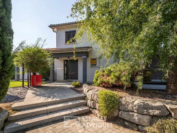 Maison rénovée avec jardin et piscine 