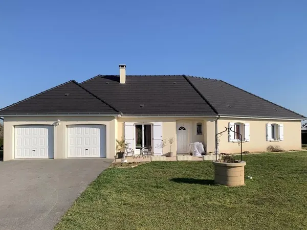 Maison plain-pied, garages et piscine. 