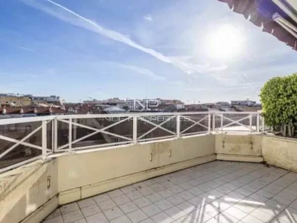 Proche Place Masséna, en étage élevé, appartement 3 pièces sur terrasse, possibilité garage 