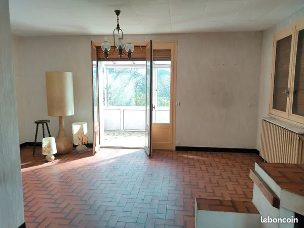 Grande maison avec extérieur et dépendances 