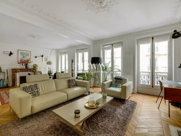 Paris 8e - pied à terre lumineux 75 m², parquet et moulures 