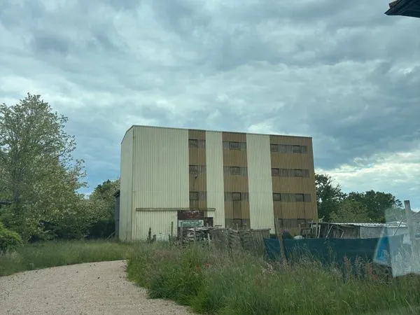Bâtiment industriel sur 4 niveaux + sous sol environ 400m2 quai de déchargement accès poids lourd 