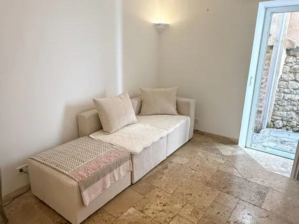 Appartement 2 pièces rénové Châteauneuf-Grasse, coeur du vi 