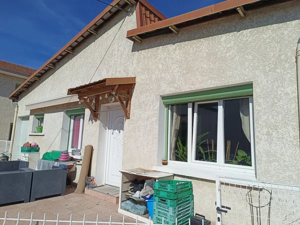 un ensemble immobilier composé de 3 appartements et une maison individuelle, avec caves, garages, 