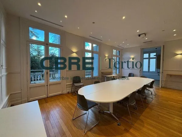Local professionnel 82 m² 