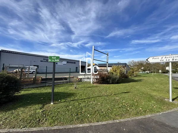 Local d'activité 472 m² 
