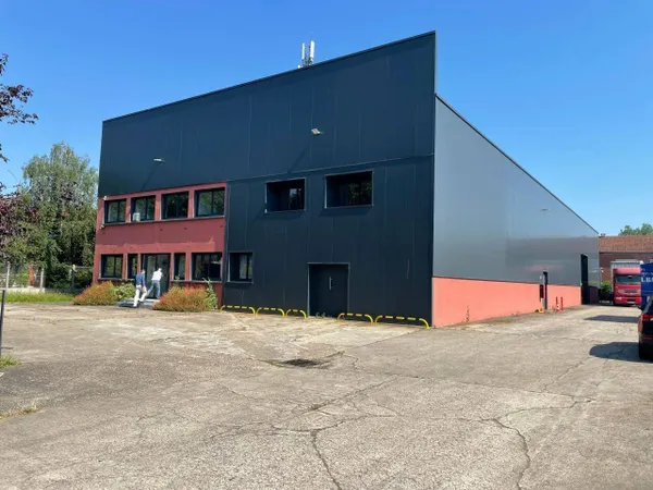 Local d'activité 1350 m² 