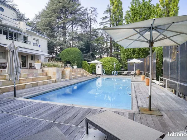 Propriété 11 pièces 345 m² 