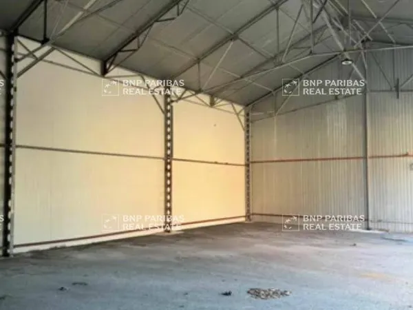 Local d'activité 884 m² 