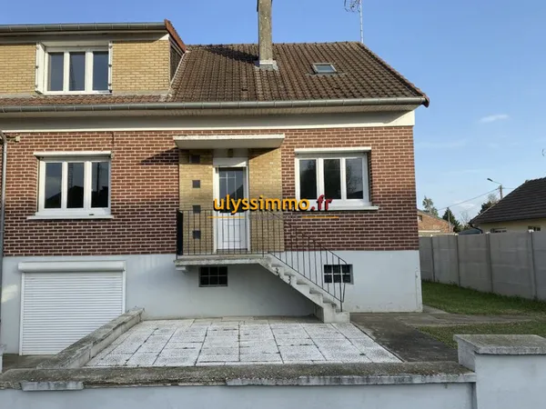 maison de 3 chambres sur sous-sol complet avec garage. 