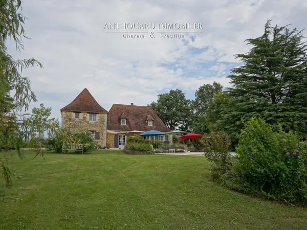 Maison traditionnelle Périgourdine, piscine et jardin 