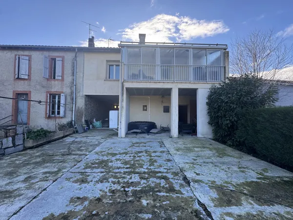 Maison de village T4 meublée avec jardin et double garage 