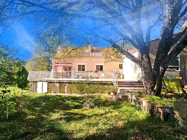 Villa avec studio indépendant sur terrain 1258 m² 