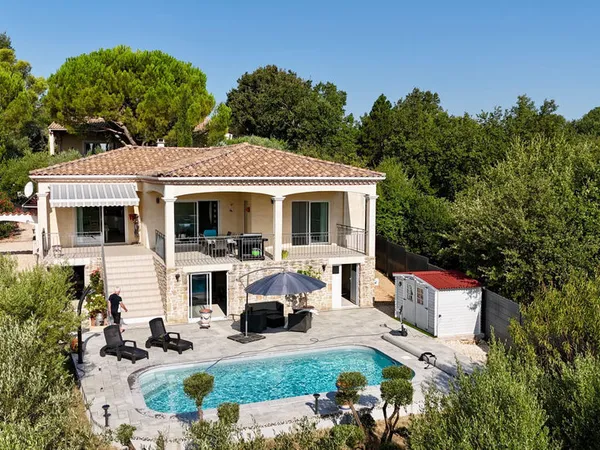 Maison de plain-pied de 123 m2 avec piscine sur un terrain clos et arboré de 1 217 m2 