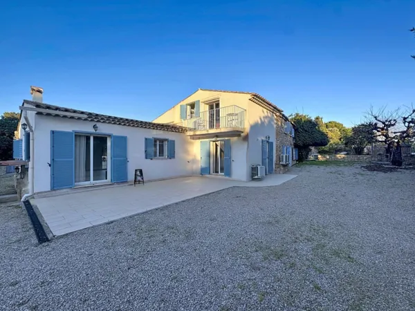 Propriété classée à Antibes au calme absolu, piscine, discreti 